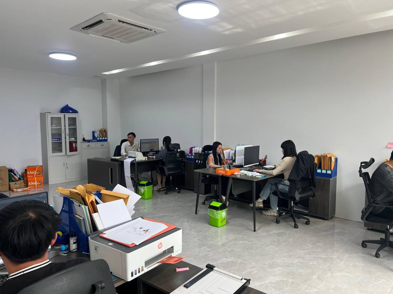 顺达办公室与正在工作的服务人员